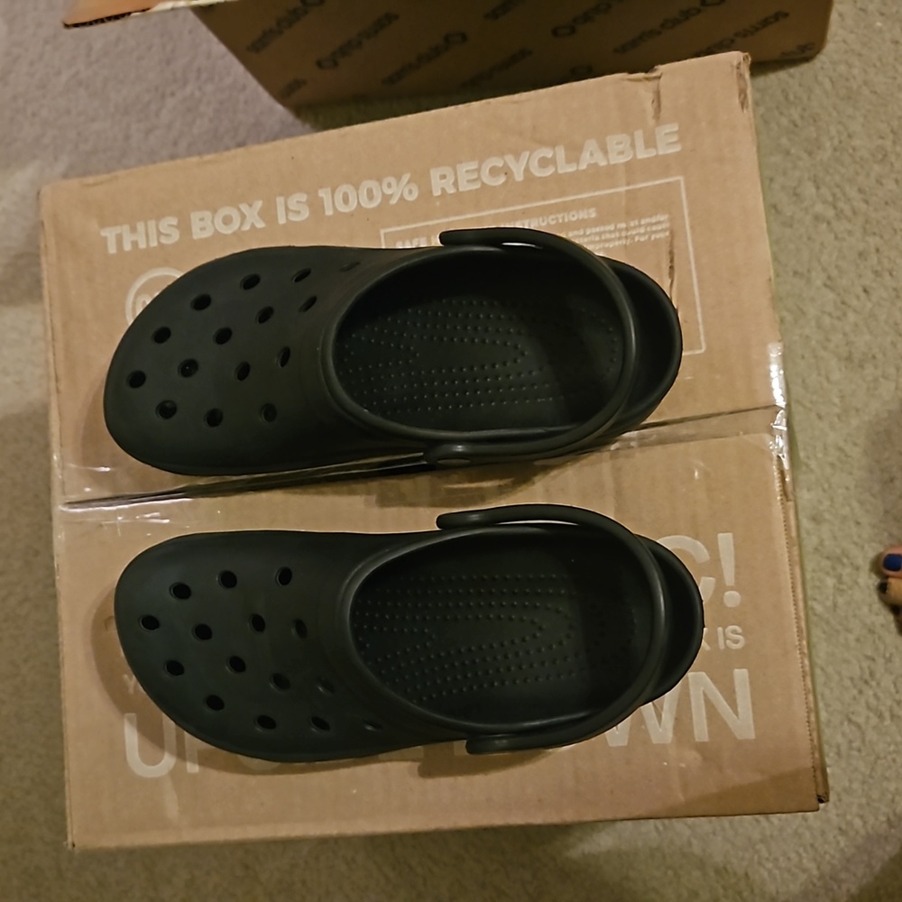 Croc style unisex shoe black